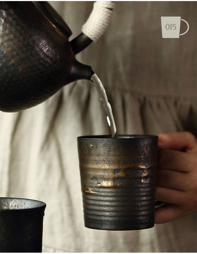 Vergoldete glasierte Teetasse aus Keramik