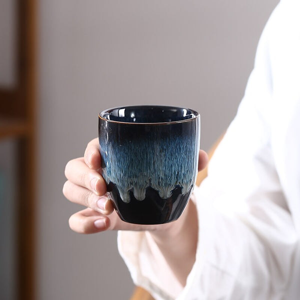 Japanische Keramiktasse „Menoko“.