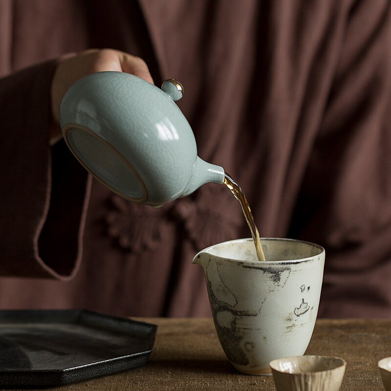 Japanische Keramik-Teekanne „Kiya“.